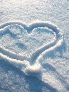 Сердечко на снегу обои