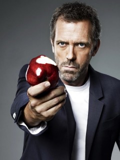 Доктор Хаус с яблоком в руке обои