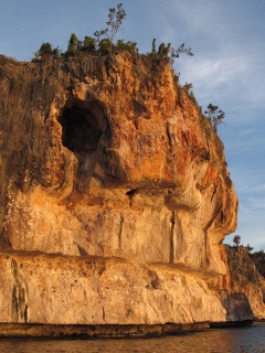Пещера в скале над морем обои