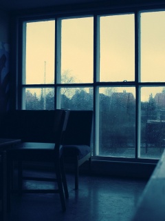 Тёмная комната и дождь за окном обои