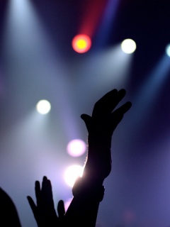 Руки людей на концерте обои