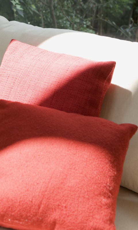 Красные подушки обои