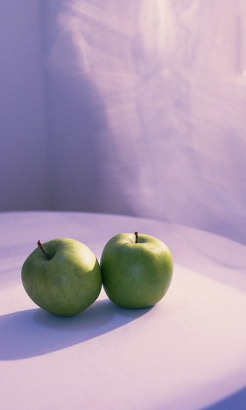 Яблоки на столе перед окном обои