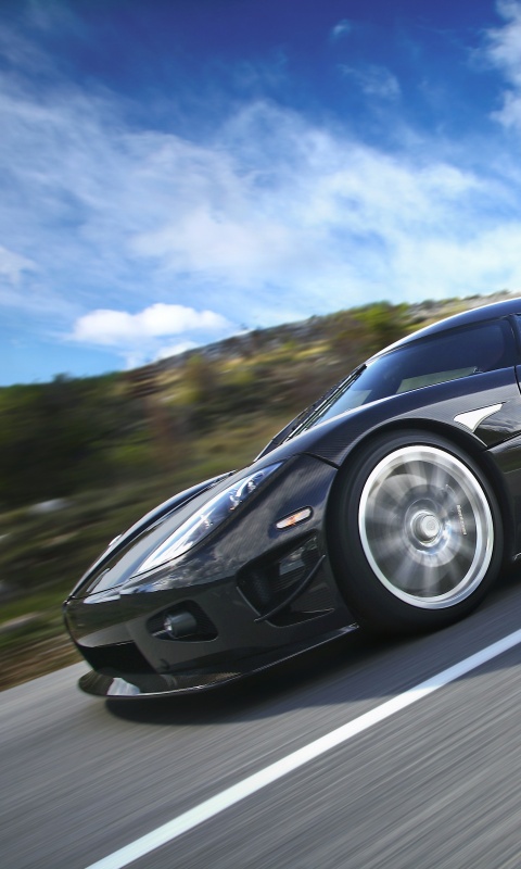 Автомобиль Koenigsegg мчится по трассе обои