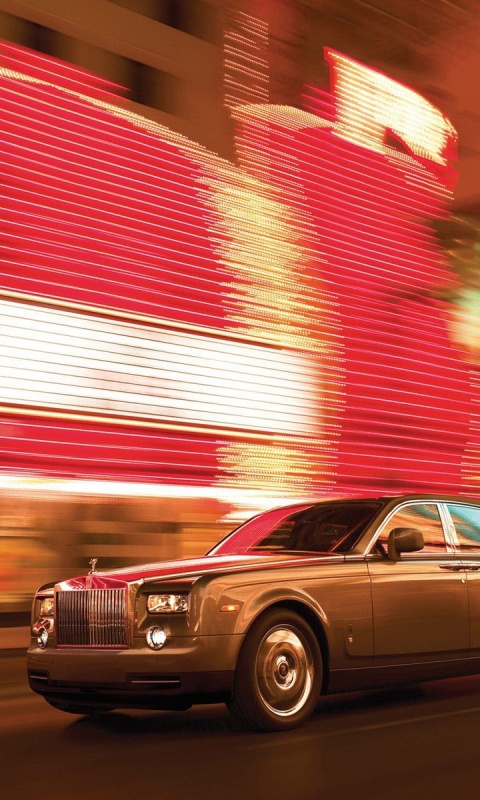 Rolls-Royce Phantom едет через город обои