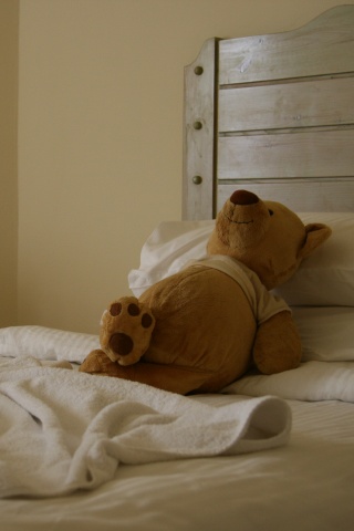 Медвежонок в постели обои