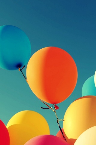 Разноцветные воздушные шарики обои