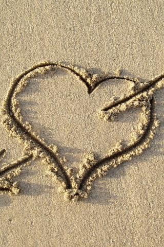 Сердце на песке обои