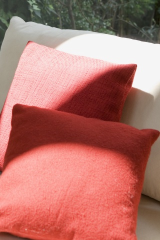 Красные подушки обои