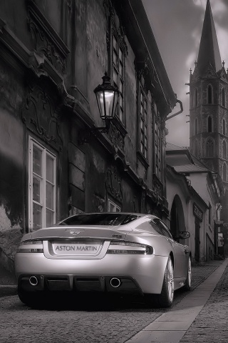 Aston Martin в старинном городе обои