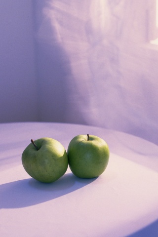 Яблоки на столе перед окном обои