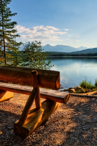 Деревянная скамья на берегу озера обои