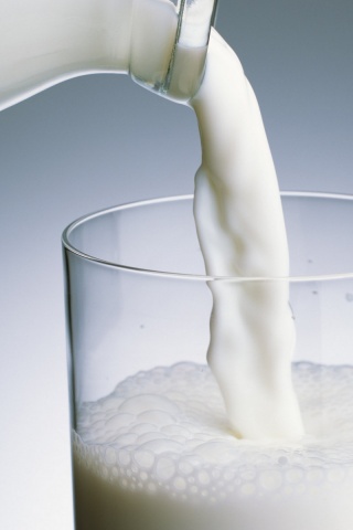 Молоко наливают в стакан обои