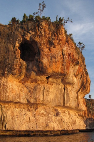 Пещера в скале над морем обои