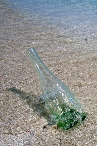 Бутылка в песке у воды обои