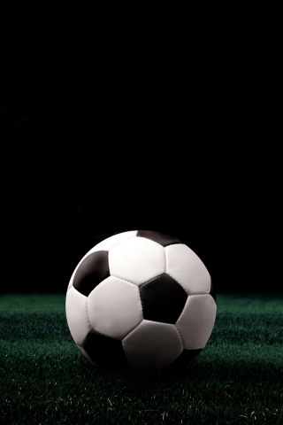 Футбольный мяч на темном поле обои