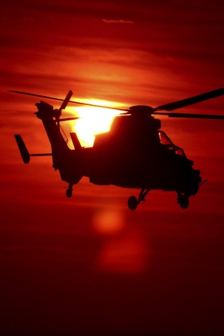 Вертолет в лучах закатного солнца обои