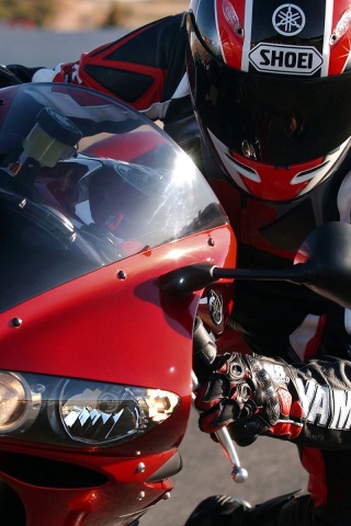 Мотоциклист на красной ямахе обои