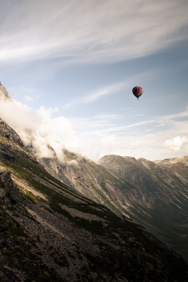 Воздушный шар в горах обои