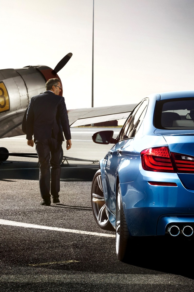 BMW F10 M5 на аэродроме обои