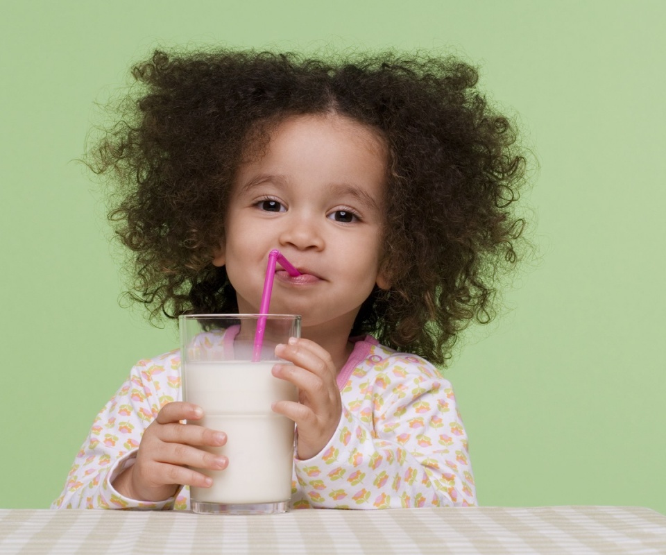 Девочка пьет молоко обои