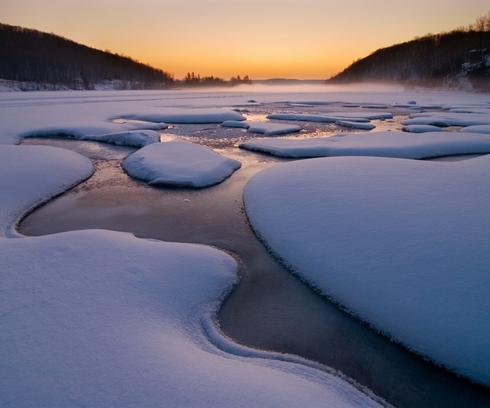 Полынья на замерзшем озере обои
