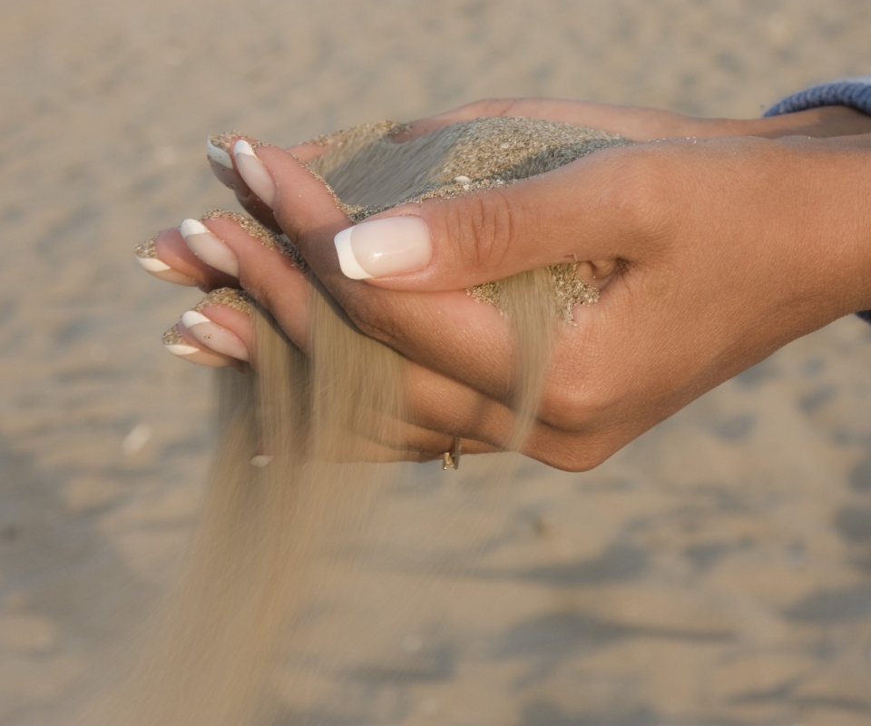 Песок сквозь пальцы обои