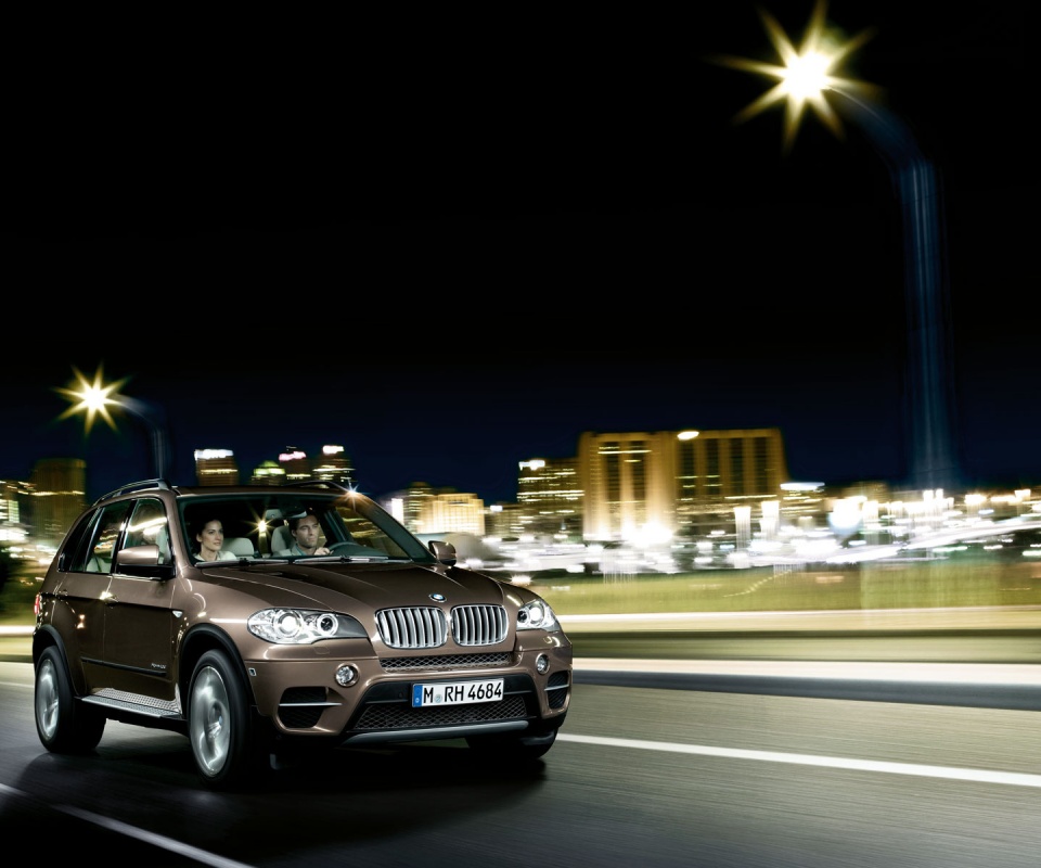 Пара в BMW X5 обои