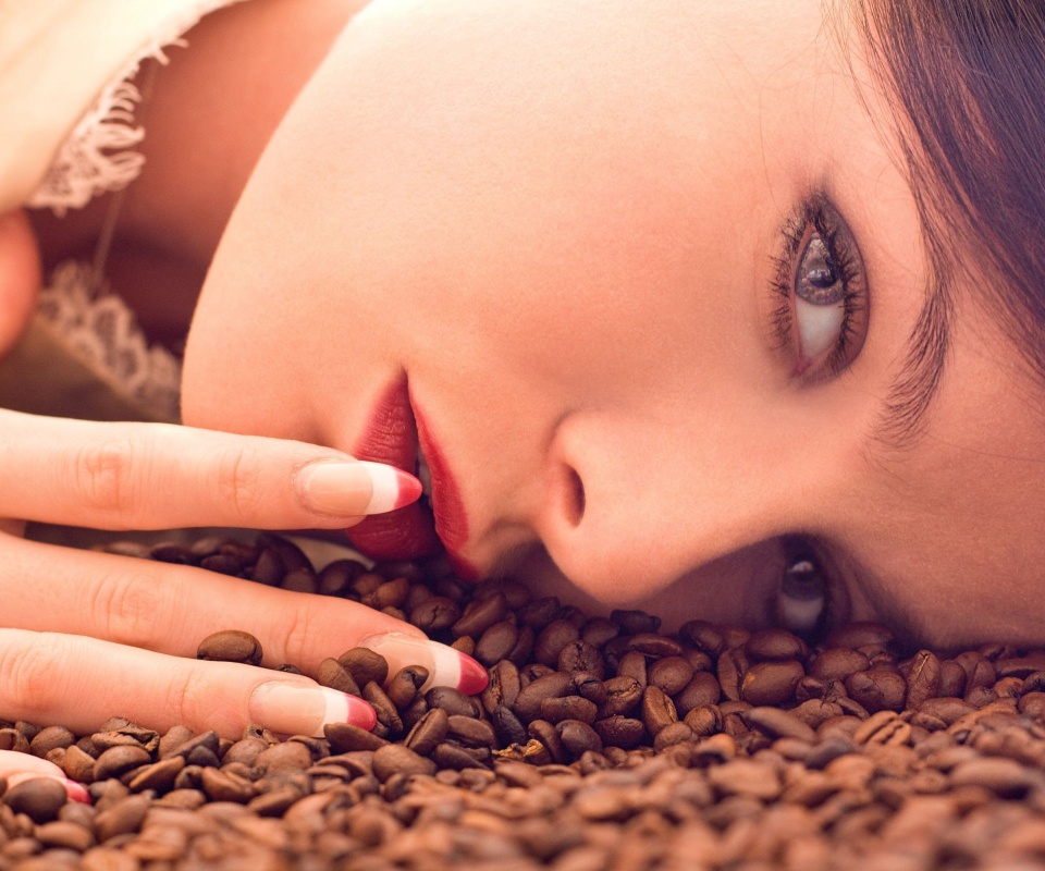 Соблазнительная девушка с кофейными зернами обои