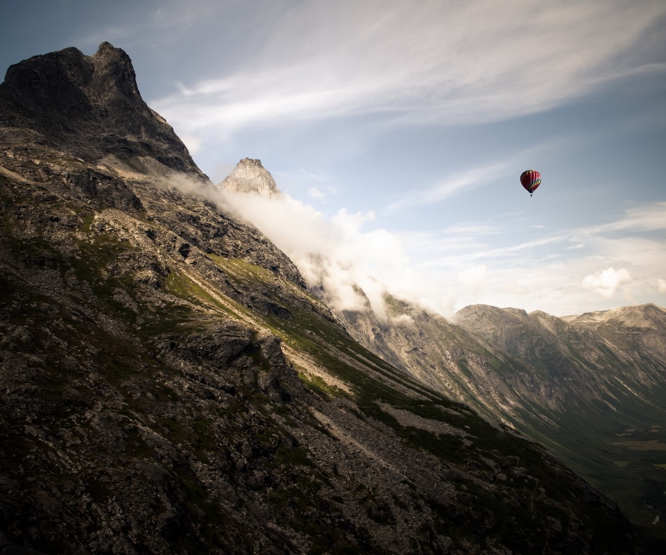 Воздушный шар в горах обои