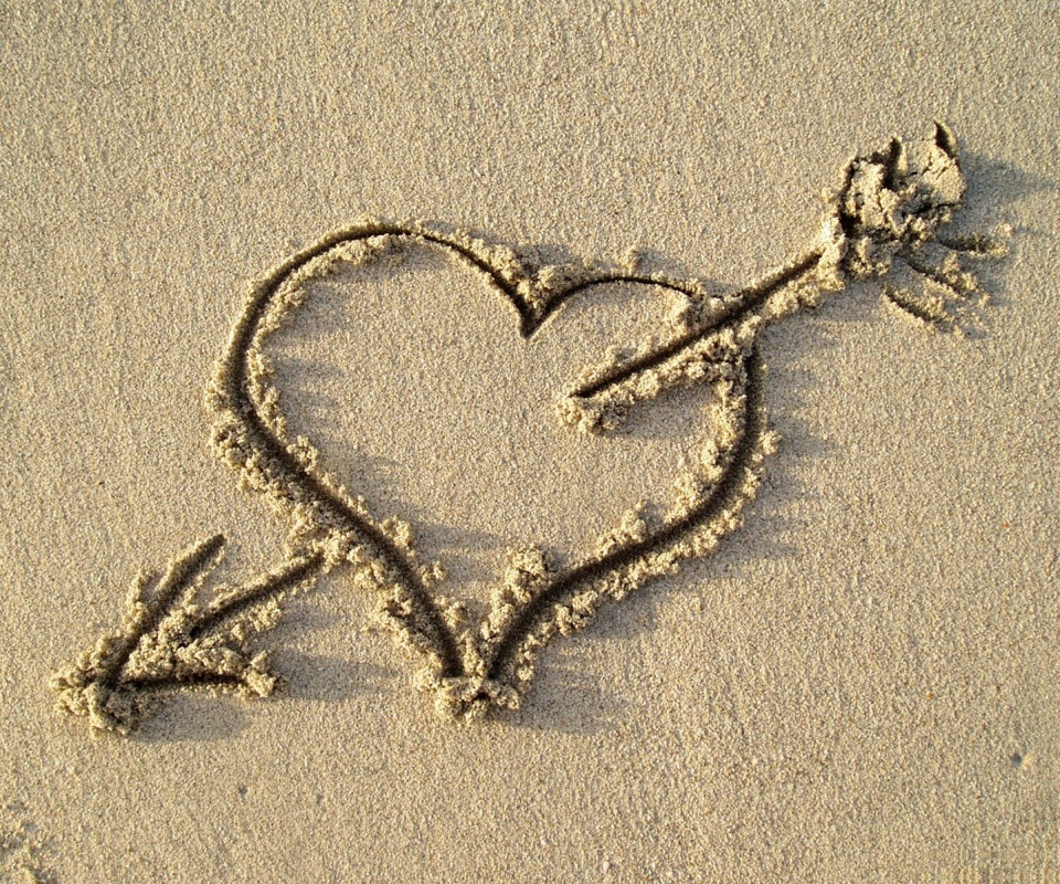 Сердце на песке обои