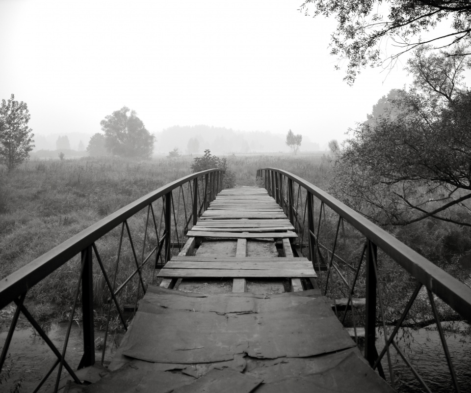 Старый мост на черно-белом фото обои