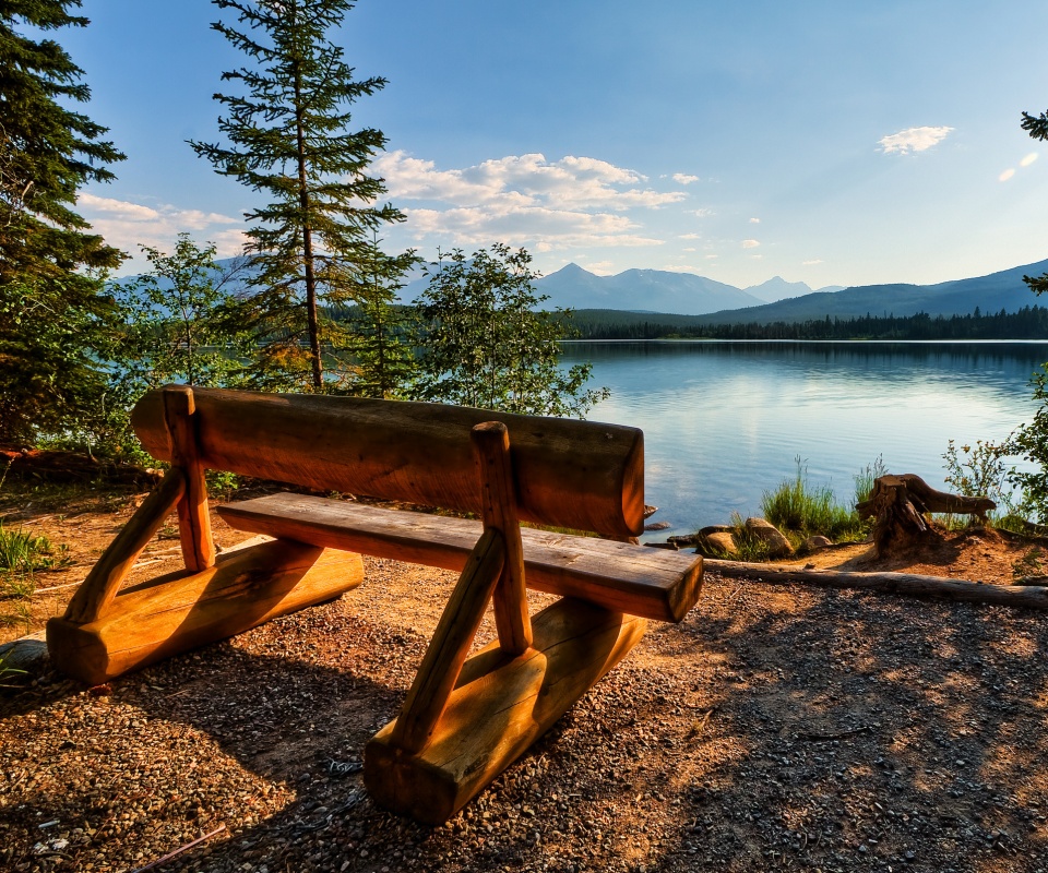 Деревянная скамья на берегу озера обои