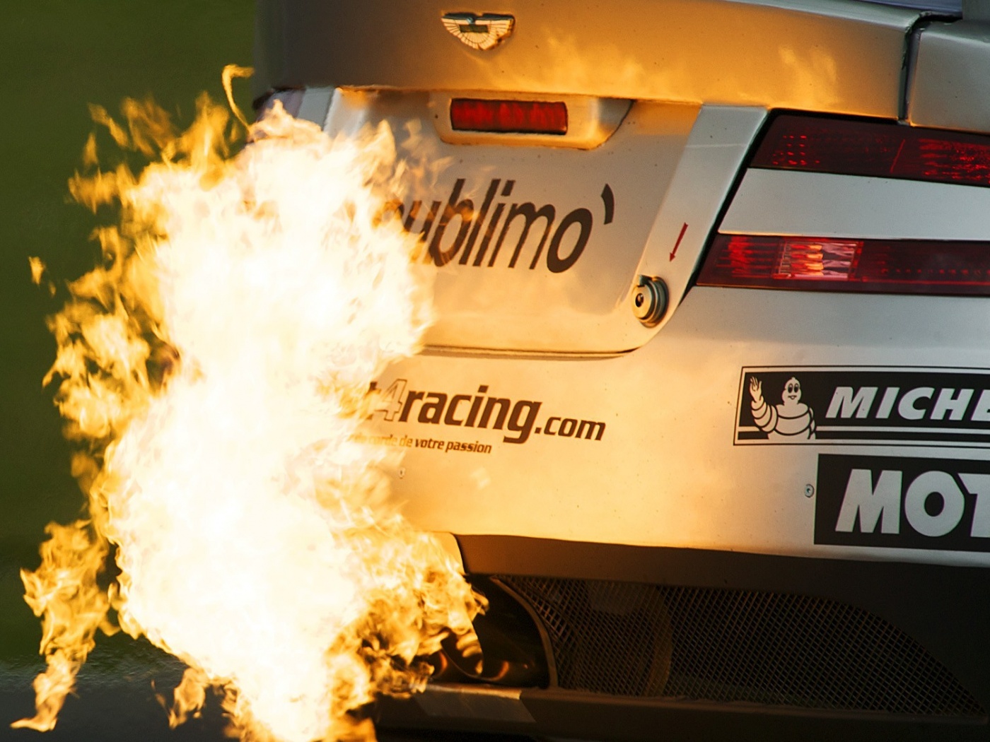 Огонь из выхлопной трубы гоночного Aston Martin обои
