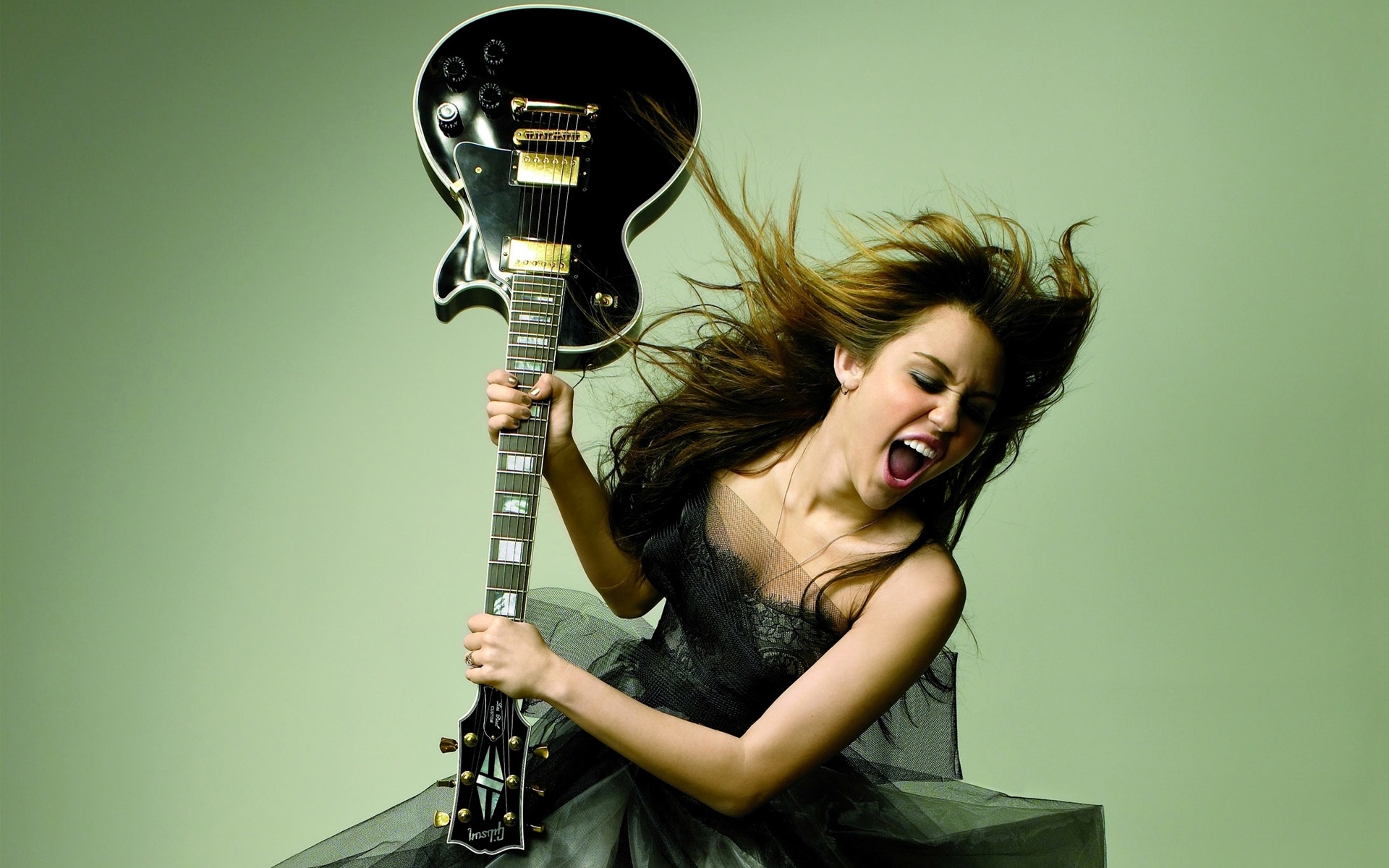 Miley Cyrus разбивает гитару обои