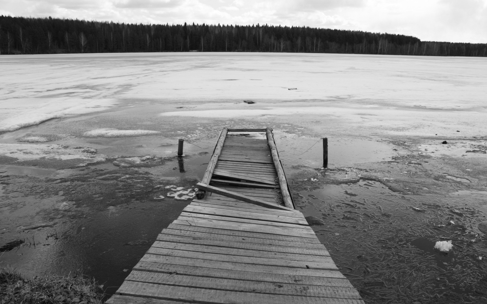 Пирс на замерзшем озере обои