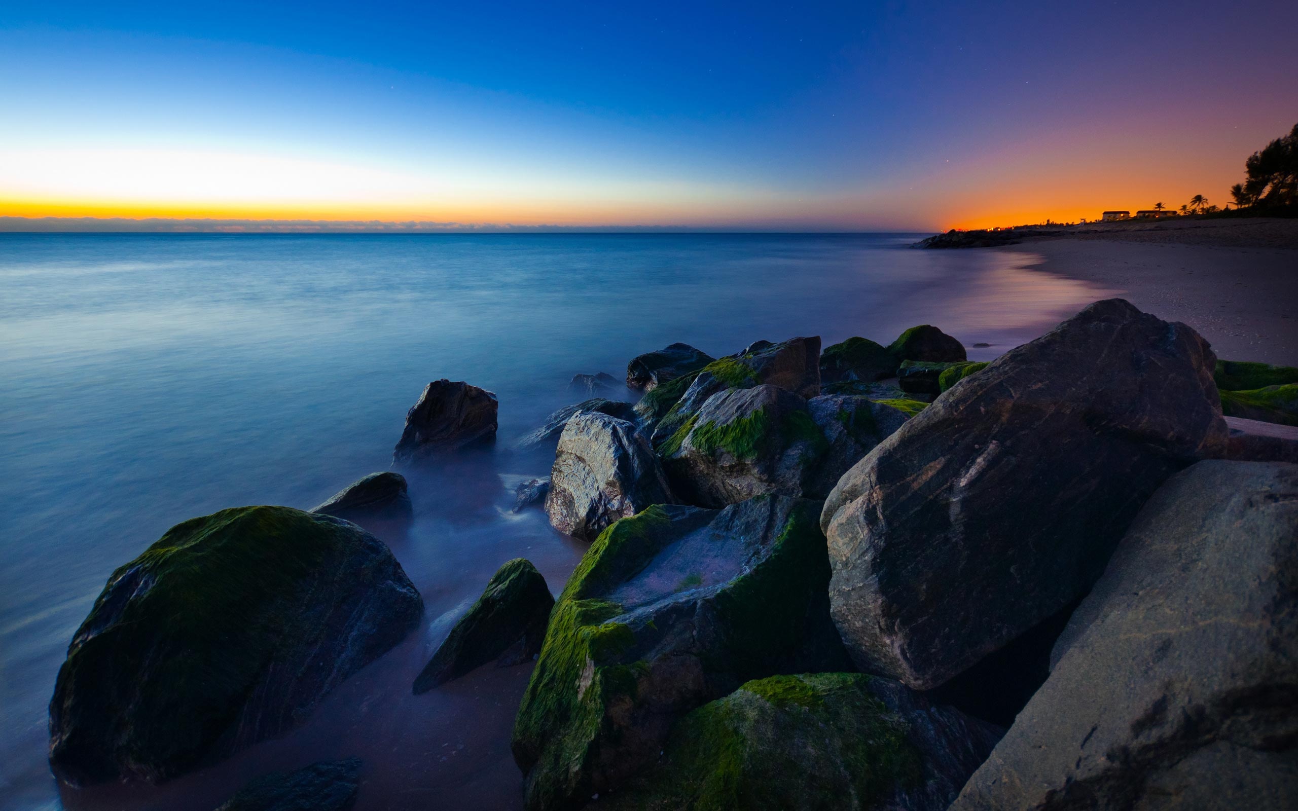 природа море побережье камни мох солнце небо Mac бесплатно