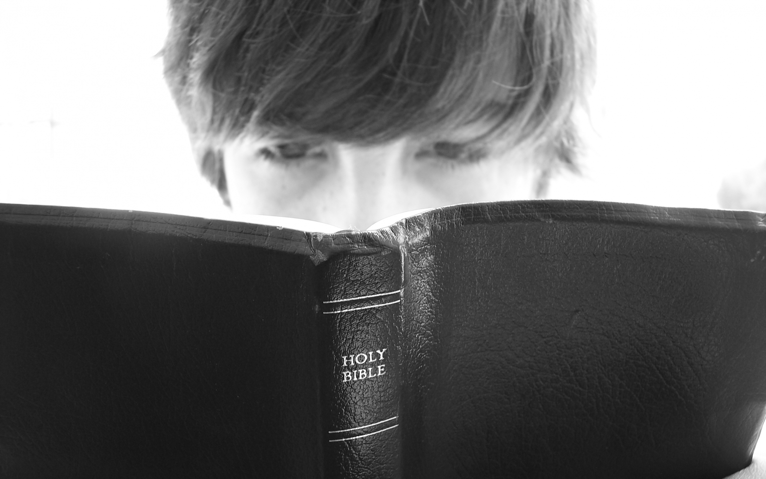 Библия познать. Человек с Библией. Чтение Библии. Человек читает Библию. Подростки с Библией.