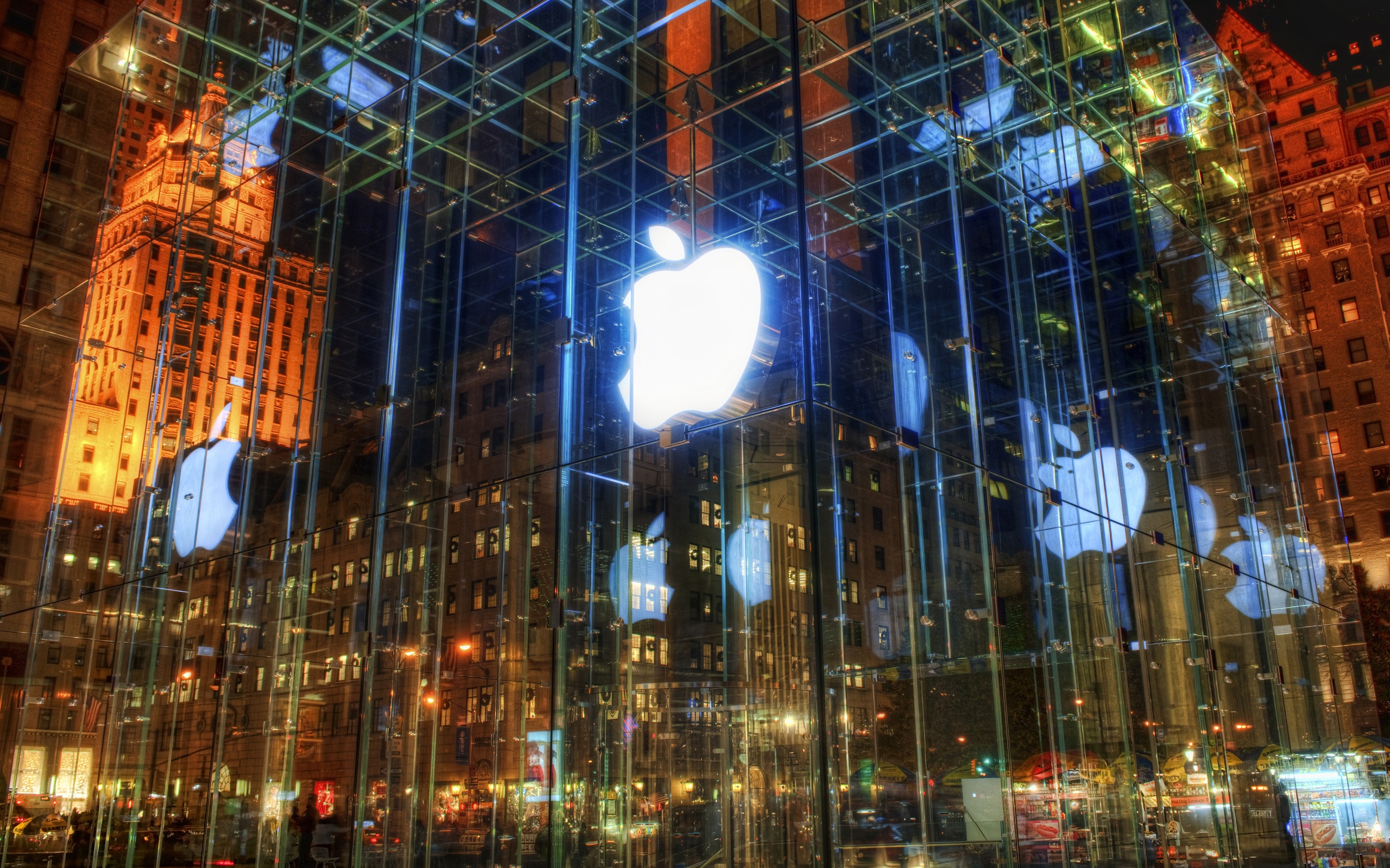 Отражение логотипа Apple в стеклянном здании обои