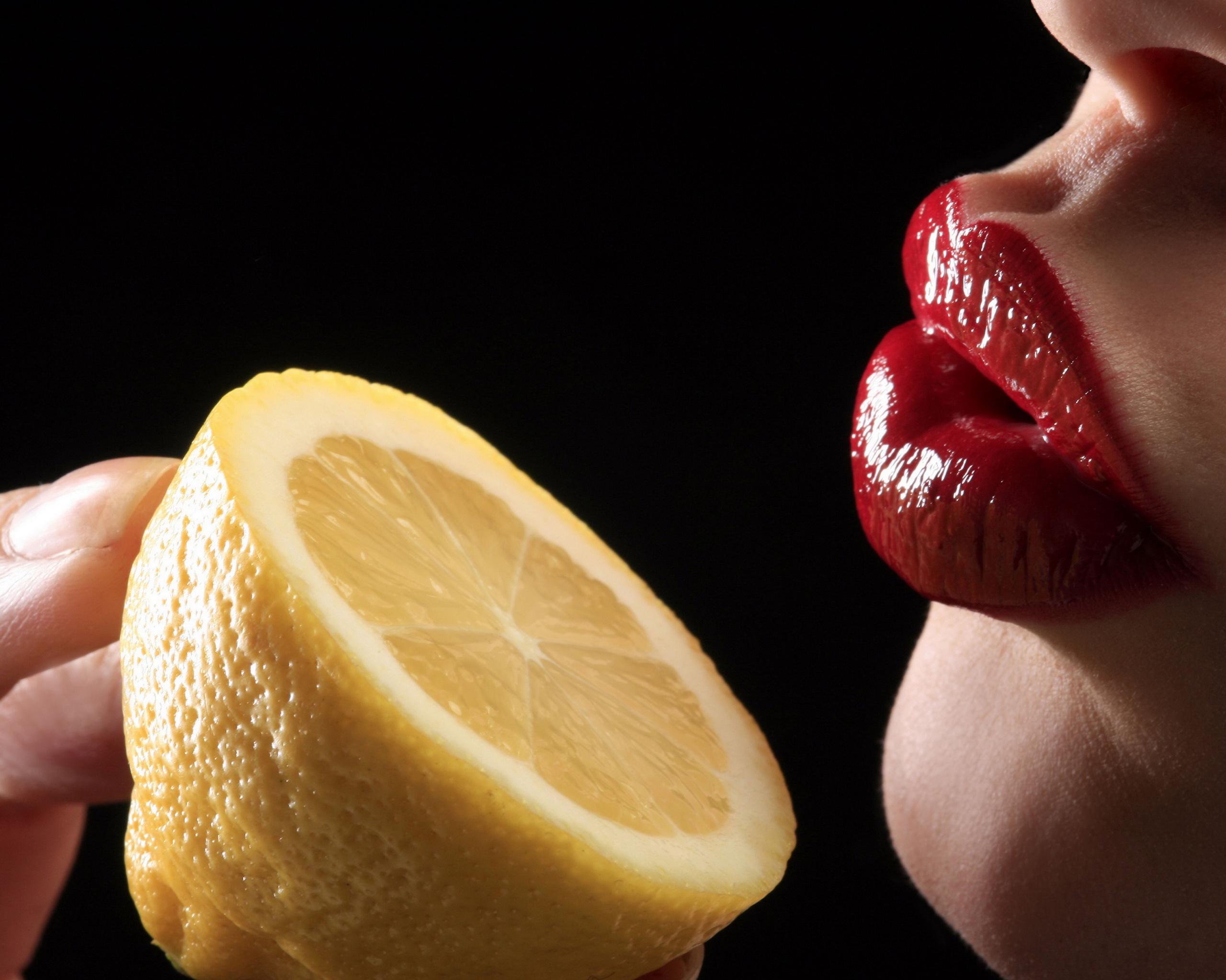 Лимон и губы обои