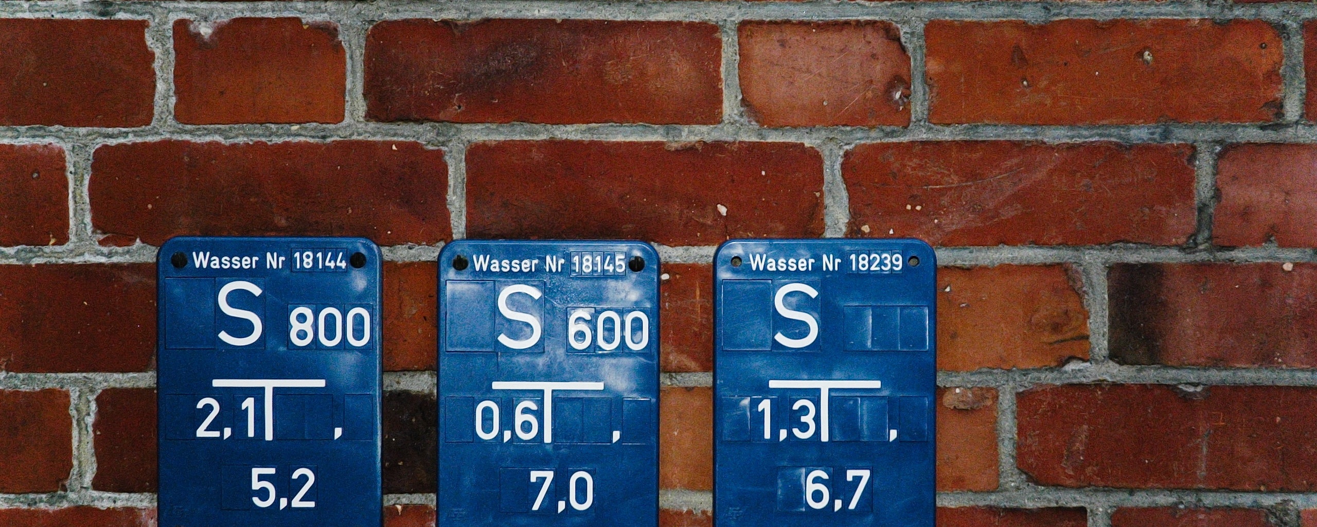 Стена с обозначениями обои