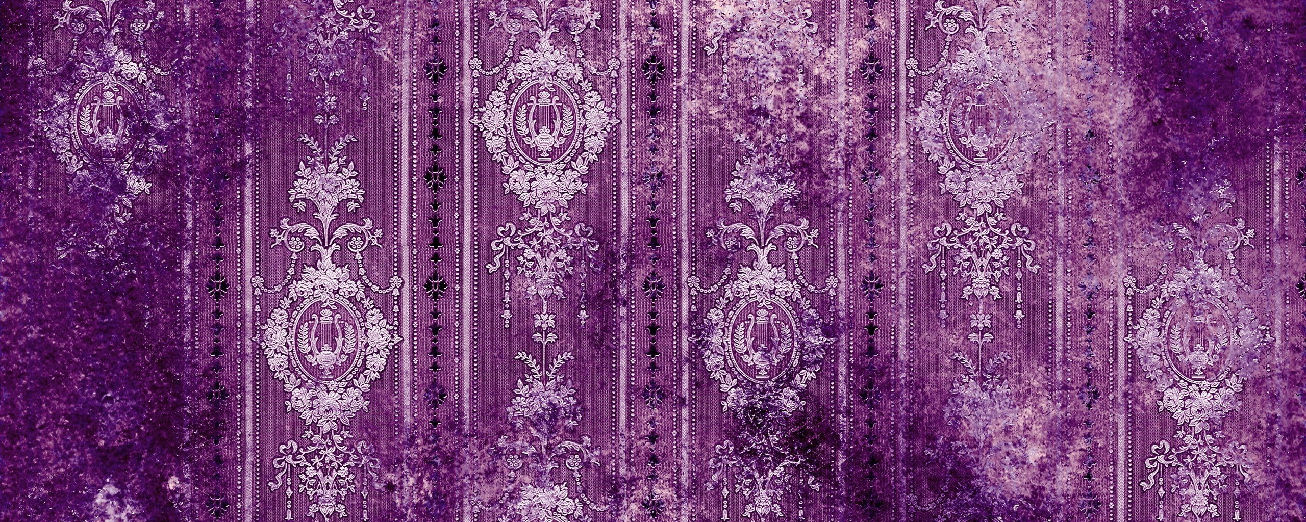 Старинные фиолетовые обои с узорами обои