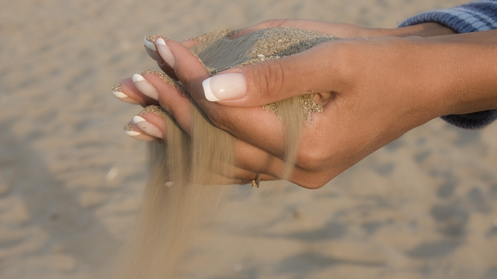 Песок сквозь пальцы обои