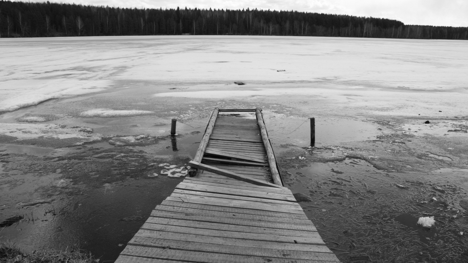 Пирс на замерзшем озере обои